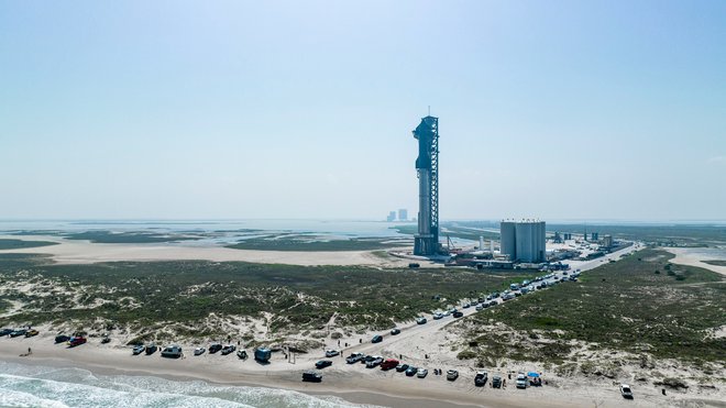 Starship je visok 120 metrov. FOTO: Spacex

 