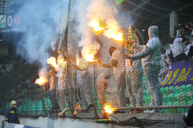 V Stožicah je vroče na igrišču in na tribunah. FOTO: Jože Suhadolnik/Delo