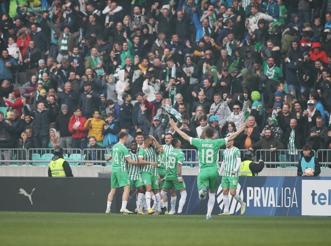 Olimpija je v velikem derbiju igrala šampionsko in potrdila naslov prvaka že pet tekem pred koncem. Velika tekmeca se lahko za konec sezone pomerita še v pokalnem finalu. FOTO: Jože Suhadolnik(Delo