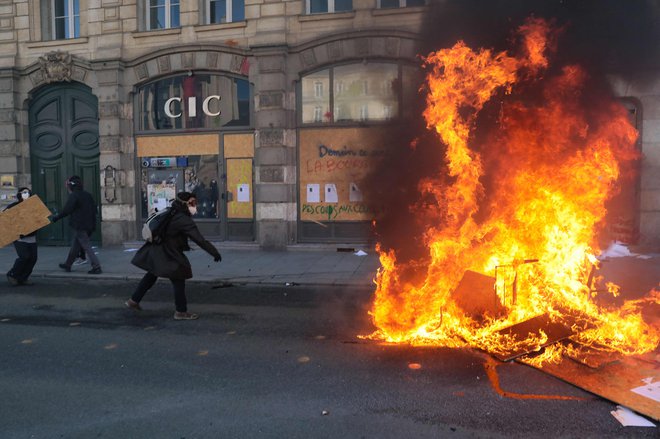 Sobotni izgredi v Rennesu. FOTO: Lou Benoist/AFP