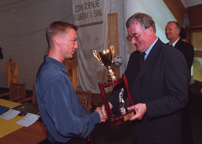 Damir Pekič je leta 2001 lovoriko za najboljšega strelca prvoligaškega prvenstva prejel iz rok Rudija Zavrla, predsednika Nogometne zveze Slovenije. FOTO: dokumentacija Dela