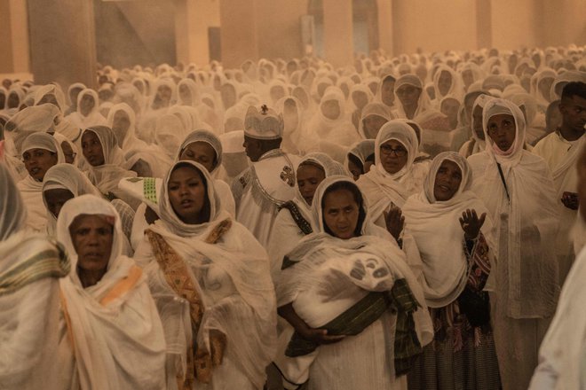 Etiopski pravoslavni verniki molijo med praznovanjem velike noči v cerkvi Bole Medhanialem v Adis Abebi. Etiopska velika noč, v amharščini znana tudi kot »fasika«, obeležuje Jezusovo vstajenje in konec 55-dnevnega posta med pravoslavnimi verniki. Foto: Amanuel Sileshi/Afp