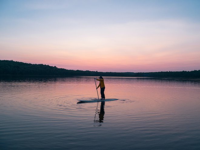 Supanje je odličen vodni šport, v katerem lahko uživajo ljudje vseh starosti in ravni znanja. FOTO: Pexels