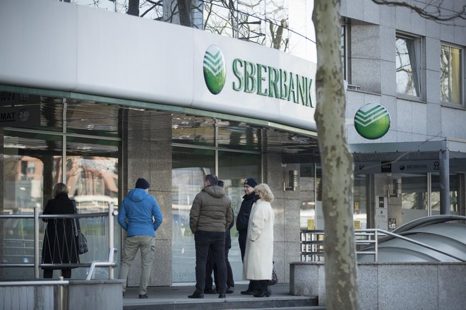 Komitenti Sberbank lani ob zlomu bančne mreže nekaj dni niso mogli dostopati do svojih prihrankov.  FOTO: Jure Eržen/Delo