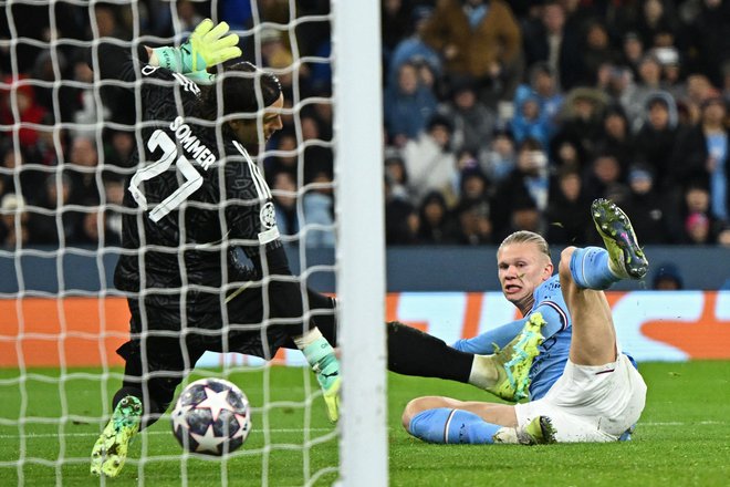 Manchester City je na prvi četrtfinalni tekmi nogometne Lige prvakov s 3:0 premagal Bayern in si na stežaj odprl vrata v polfinale. Erling Haaland je v statistiko vpisal gol (že 45. v tej sezoni) in podajo. Inter je bil v Lizboni z 0:2 boljši od Benfice. Foto: Oli Scarff/Afp