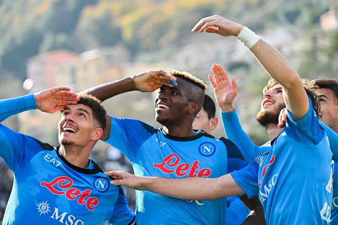 Victor Osimhen (v sredini) in soigralci iz Napolija se nocoj ne bi branili tudi pomoči od zgoraj. FOTO: Alberto Pizzoli/AFP