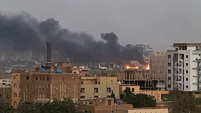 V Kartumu naj bi bilo poškodovanih več stanovanjskih zgradb, prav tako železniška in letališka infrastruktura ter več bolnišnic. FOTO: Abdulah Abdel Moneim/Reuters
