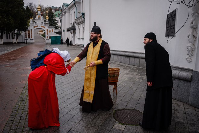 Osrednji »spopad« še vedno poteka okoli kijevskega samostana Kijevsko-Pečerska lavra, v katerem so nastanjeni menihi Ukrajinske pravoslavne cerkve. FOTO: Dimitar Dilkof/AFP