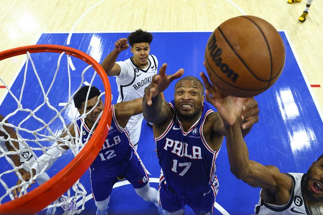 Ekipa Philadelphia 76ers je v prvem krogu končnice severnoameriške košarkarske lige NBA doma še drugič v nizu premagala Brooklyn Nets, bilo je 96:84, ter na vzhodnem delu lige vodi z 2:0 v zmagah. FOTO: Mitchell Leff Getty Images/AFP