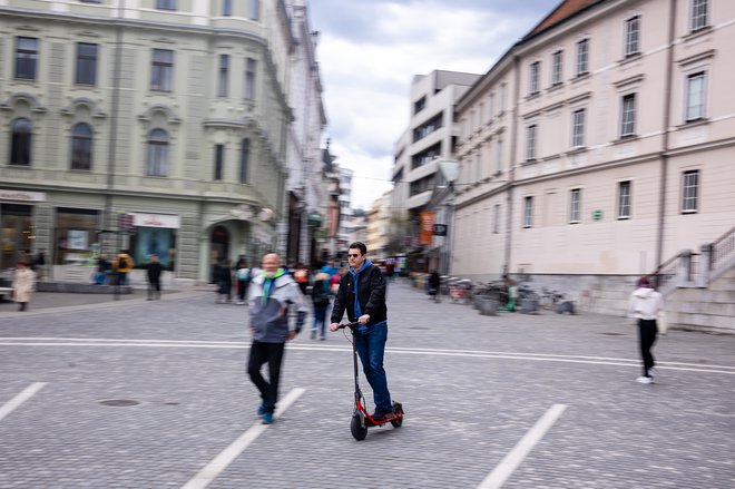 Voziti kolo manjših dimenzij ali pa stati na skiroju, ki drvi s hitrostjo 25 ali več kilometrov na uro, je povsem drugačna izkušnja, tudi varnostno. Lani so bili vozniki e-skirojev sami odgovorni za 66 odstotkov nesreč. FOTO: Črt Piksi