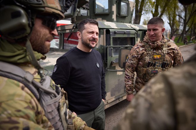 Ukrajinski predsednik Volodimir Zelenski je obiskal mesto Avdijivka na vzhodu države in se srečal z vojaki. FOTO: Handout AFP