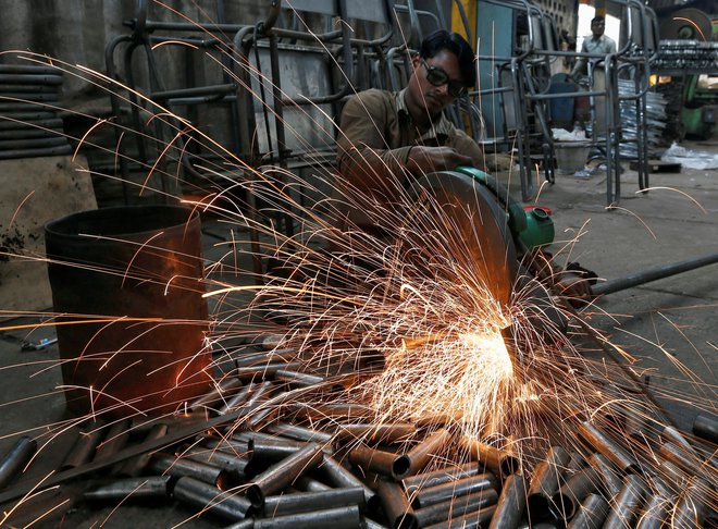 Podjetje bo moralo plačati razliko med ceno ogljika v državi proizvodnje cementa, aluminija, gnojila, železa in jekla in ceno izpustov v EU. FOTO: Amit Dave/Reuters