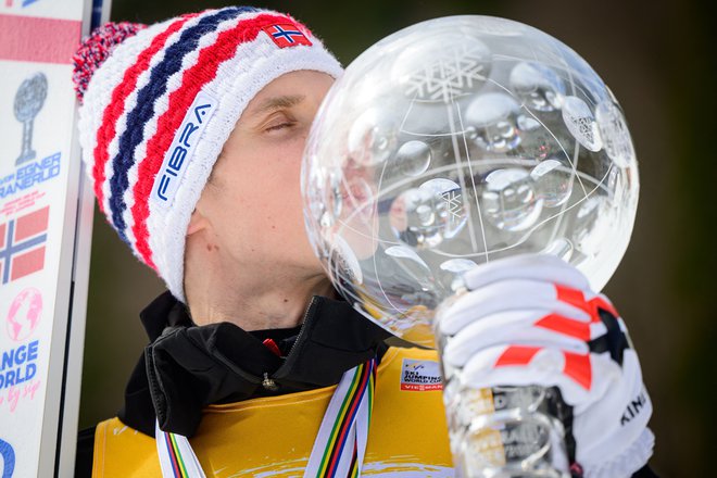 Halvor Egner Granerud je kot prvi norveški smučarski skakalec še drugič osvojil veliki kristalni globus. FOTO: Jure Makovec/AFP