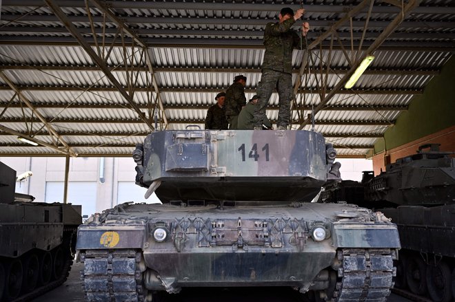 Po večmesečnem oklevanju do oboroževanja Ukrajine se je v začetku leta omehčala tudi Nemčija (na fotografiji tam proizveden tank Leopard 2). FOTO: Oscar Del Pozo/AFP 