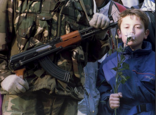 Kako obravnavati kopico predstav, ki so nastale v obleganem Sarajevu, se med drugim sprašuje avtorica. (Fotografija je nastala v Sarajevu leta 1995). FOTO: Laszlo Balogh/Reuters