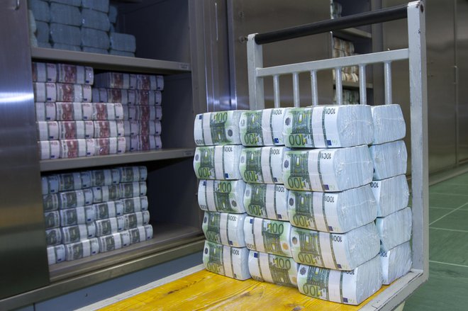 Lanska luknja v državni blagajni je bila po novih podatkih Sursa manjša za dobre pol milijarde evrov. FOTO: Banka Slovenije