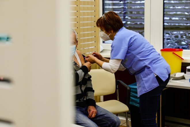 Ljudje so izgubili občutek, da so bolezni, ki se jih da preprečiti s cepljenjem, grožnja družbi. FOTO: Črt Piksi/Delo