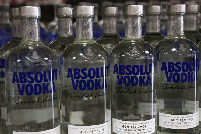 Pijačarski velikan Pernod Ricard je moral prodajo švedske vodke Absolut v Rusiji zaradi ogorčenja javnosti ustaviti. Foto Alex Wong/AFP