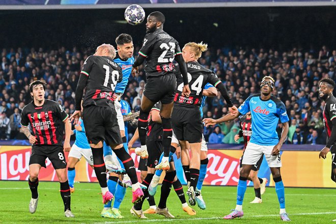 Branilci Theo Hernandez, Fikayo Tomori in Simon Kjaer so uspešno kljubovali Napolijevim napadom. FOTO: Alberto Pizzoli/AFP