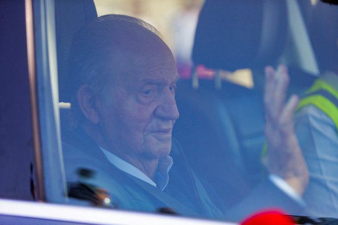 Nekdanji španski kralj Juan Carlos je v Vigo z zasebnim letalom priletel iz Londona. FOTO: Miguel Vidal/Reuters
