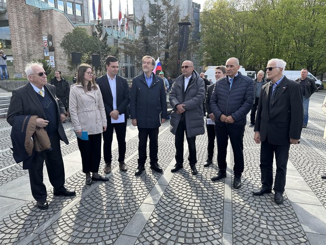 Na desnici so začeli okrepljeno mobilizirati ljudi. FOTO: Voranc Vogel