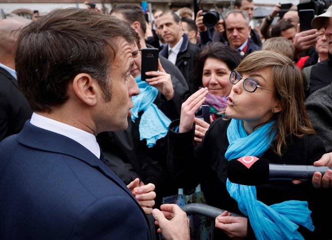 Predsednik Emmanuel Macron je včeraj obiskal Sélestat v Alzaciji. Foto Ludovic Marin/AFP