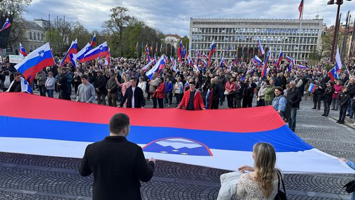 Protestno zborovanje VSO, ki ga vodi prvi predsednik vlade v samostojni Sloveniji Lojze Peterle, poteka pod geslom Za Slovenijo. FOTO: Voranc Vogel