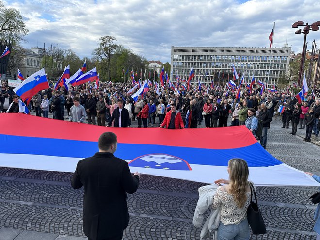 Protestno zborovanje VSO, ki ga vodi prvi predsednik vlade v samostojni Sloveniji Lojze Peterle, poteka pod geslom Za Slovenijo. FOTO: Voranc Vogel