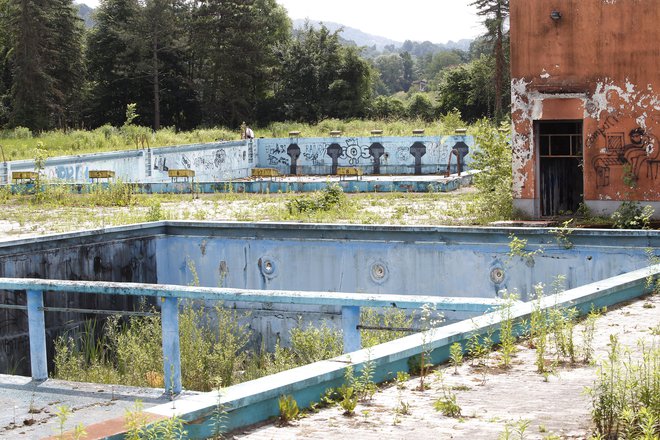 Zapuščeno vevško kopališče že leta kliče po novi podobi, nekoč pa ga je obiskalo kar 3000 kopalcev na dan. FOTO: Mavric Pivk/Delo