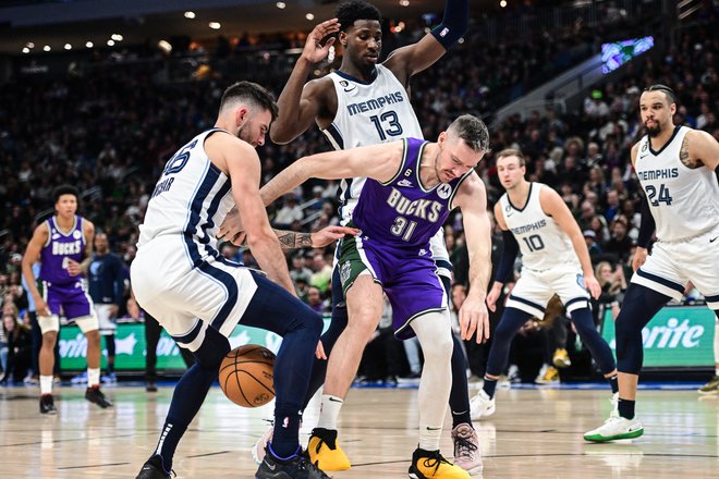 Milwaukee je brez najboljšega košarkarja Giannisa Antetokounmpa izenačil dvoboj proti Miamiju. Goran Dragić je proti nekdanjim soigralcem s Floride dosegel tri točke. FOTO: Benny Sieu/Usa Today Sports/Reuters