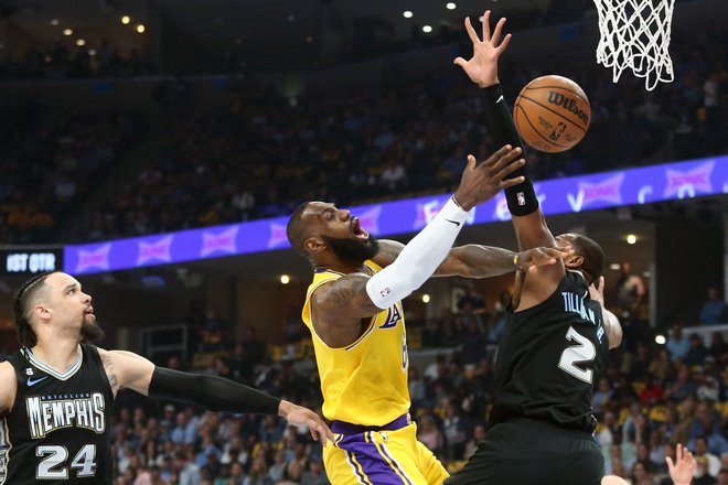 LeBron James (levo) je bil prvi strelec Los Angeles Lakers v porazu v Memphisu, kjer ga je z ostrimi besedami ošvrknil Dillon Brooks. FOTO: Petre Thomas/Usa Today Sports/Reuters