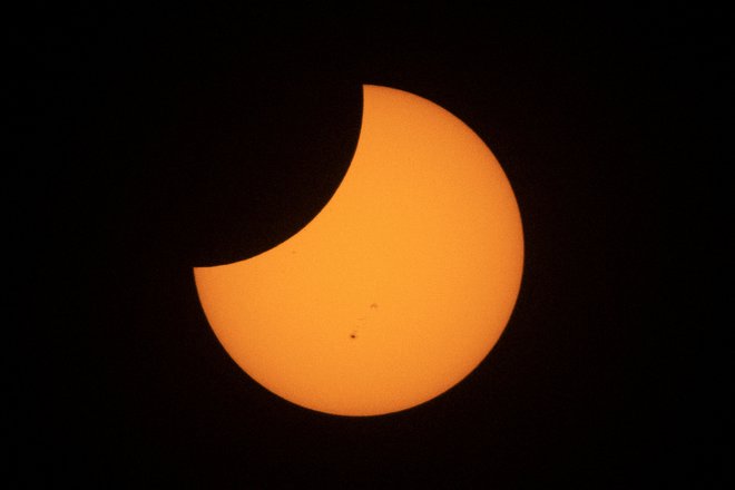 Drugi so opazovali tako imenovanega obročastega, ko je Luna »premajhna«, da bi v celoti zakrila Sonce, ali delni mrk. FOTO: Eloisa Lopez/Reuters