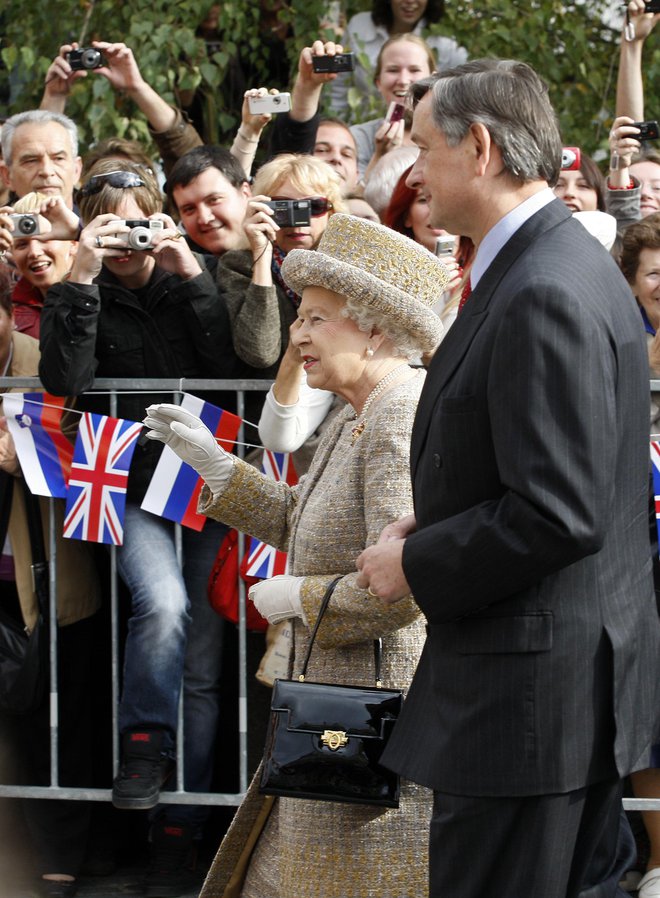 Kraljica Elizabeta II. je bila oktobra 2008 na obisku v Sloveniji, Ljubljančane je v spremstvu tedanjega predsednika Danila Türka pozdravljala na sprehodu skozi mesto. Foto Blaž Samec