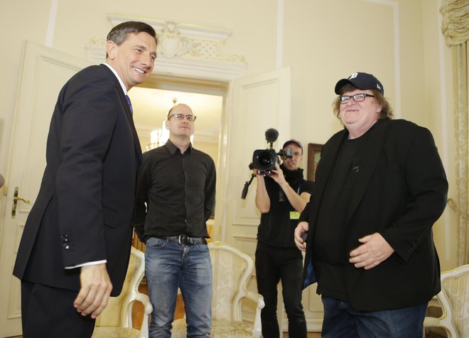 Michael Moore je prišel tudi v Slovenijo, kjer je leta 2015 proučeval naš šolski sistem in predsednika Boruta Pahorja. FOTO: Jože Suhadolnik/Delo