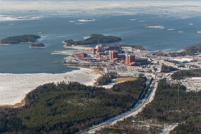 Pogled na jedrsko elektrarno Olkiluoto na Finskem, kjer je začel obratovati največji jedrski reaktor v Evropi Olkiluoto 3. FOTO: Tapani Karjanlahti/AFP