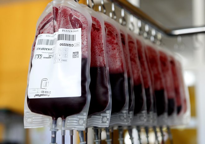Osnovna naloga transfuzijske službe kot tudi ZTM je, da v Sloveniji zagotavlja nemoteno preskrbo s krvjo. FOTO: Aleš Černivec/Delo
