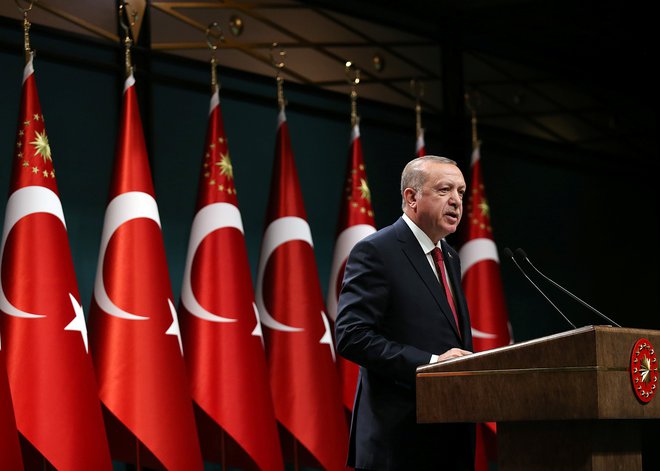 Novodobni turški sultan Recep Tayyip Erdoğan cilja na še (najmanj) en mandat, s katerim bi svojo oblast, ki traja od leta 2003, podaljšal vsaj do leta 2028. FOTO: Reuters