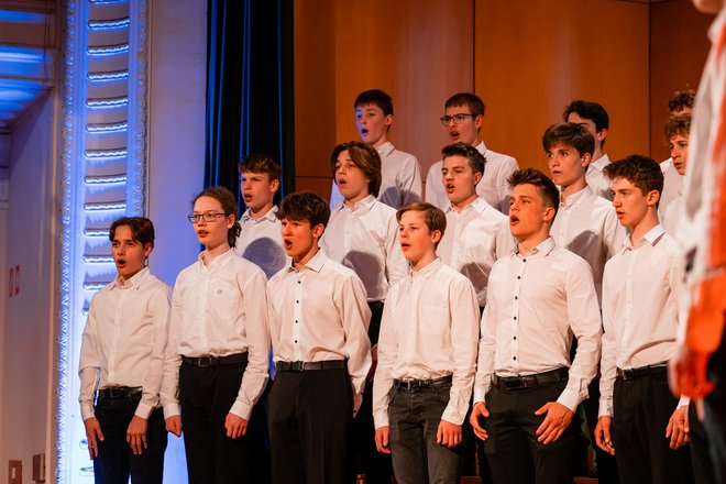 Celjski dom je v ponedeljek gostil več kot 350 pevcev srednješolskih pevskih zborov iz Ljubljane, Maribora, Brežic in Celja. FOTO: Robi Valenti