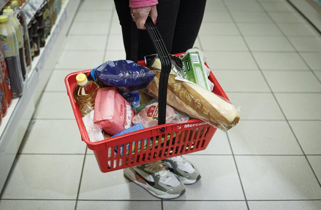 Sedanja vlada je nekoliko naivno mislila, da bo popis cen osnovne košarice življenjskih proizvodov rešil vse probleme. FOTO: Jože Suhadolnik/Delo