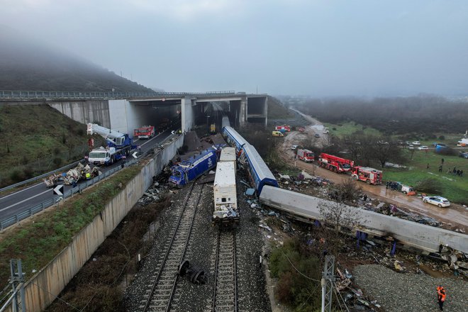 Tragična železniška nesreča, ki je v Grčiji sprožila množične proteste in stavke, se je zgodila malo pred polnočjo 28. februarja na progi med Atenami in Solunom blizu železniške postaje v Larisi. FOTO: Alexandros Avramidis/Reuters