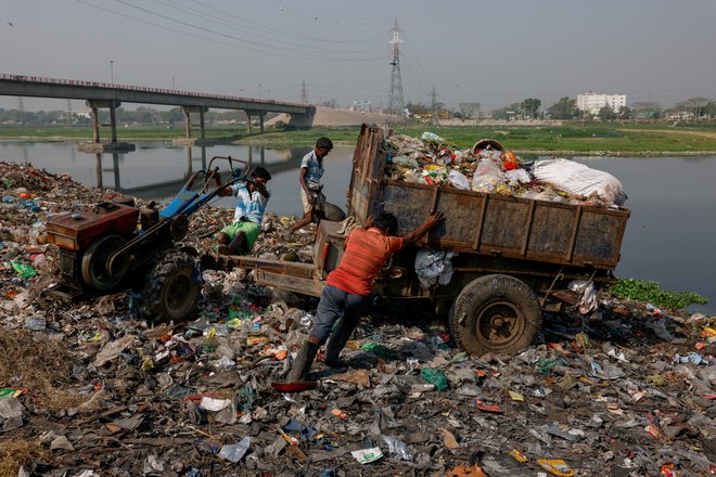 Evropa je industrijo in odpadke izselila v tako imenovani tretji svet, globalno pa težave niso rešene. FOTO: Mohammad Ponir Hossain/Reuters