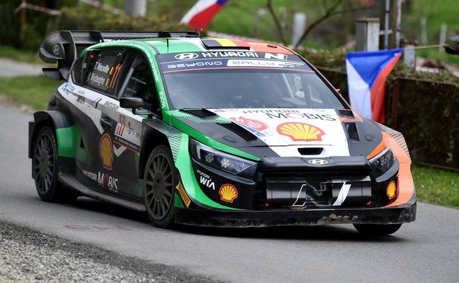 Hyundai je v spomin na svojega tragično preminulega dirkača Craiga Breena svoja avtomobila prebarval v irske barve. Na fotografiji vodilni Belgijec Thiery Neuville. FOTO: Denis Lovrovic/AFP