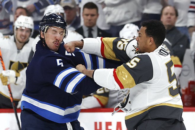 Branilec Winnipega Brenden Dillon in napadalec Vegasa Keegan Kolesar sta si skočila v lase. FOTO: James Carey Lauder/Reuters