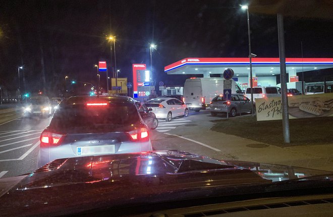 Evropske rafinerije so večinoma že prilagodile nabavne poti, ki niso povezane z Rusijo, zato na njihove cene vplivajo predvsem sezonska nihanja. FOTO: Leon Vidic/delo