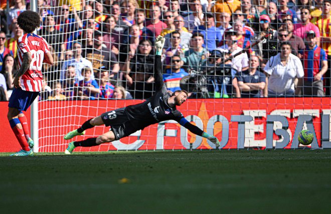 Ferran Torres je takole premagal Jana Oblaka. FOTO: Lluis Gene/AFP