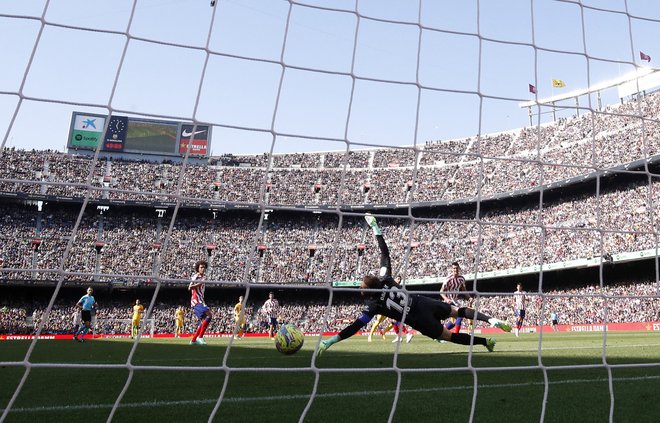 Ferran Torres je Barceloni prinesel zmago, ko je premagal Jana Oblaka. FOTO: Albert Gea/Reuters