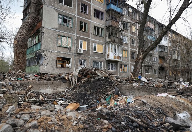 Milijoni uničenih oziroma za vedno zaznamovanih življenj in neskončna vrsta žalostnih prizorov iz Ukrajine marsikomu niso dovolj, da bi zmogel ločiti zlo od dobrega. FOTO: Stringer Reuters