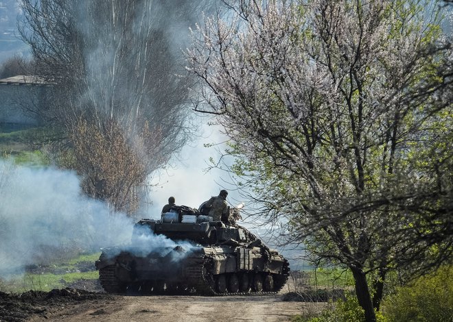 Preden so se v Ukrajini spopadli ruski in ukrajinski tanki, jim je teren pripravila dolgotrajna in obsežna propagandna vojna. Foto Oleksandr Klymenko Reuters