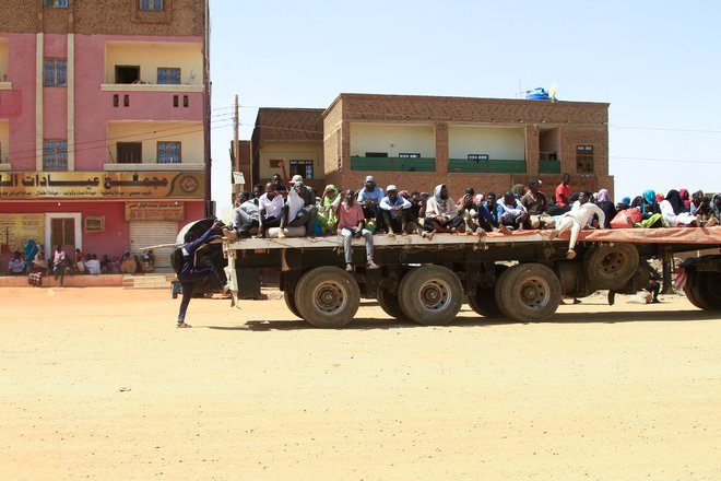 Samo Kartum je zaradi srditih spopadov, uličnega nasilja in ropanja v zadnjih desetih dneh zapustilo že več kot 200.000 ljudi. FOTO: AFP
