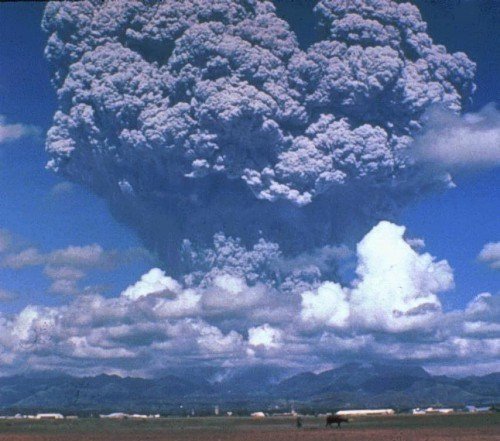 Ko je leta 1991 izbruhnil vulkan Pinatubo, se je v stratosfero sprostilo 15 milijonov ton žveplovega dioksida, ki se je pomešal z vodo in tvoril plast delcev, znanih kot aerosoli. FOTO: Wikipedia